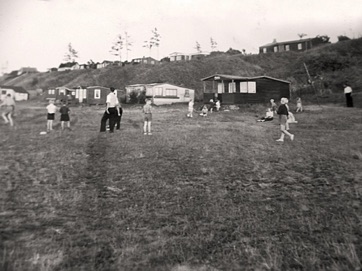 VED STRANDEN - LYSTRUP STRAND, Boldspil pa stranden - 1950'erne.jpg